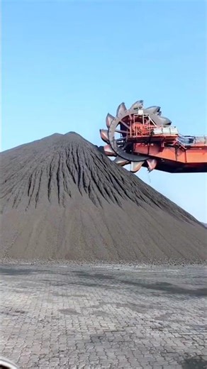 How Giant Machines Unload Thousands of Tons from Cargo Ships ?