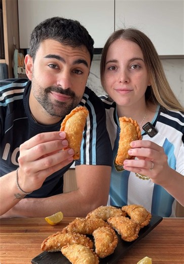 HOY CELEBRAMOS EL ORGULLO DE SER ARGENTINOS 🇦🇷🤍 . Para nosotros, Argentina también se cuenta a través de sus sabores. Un mate compartido, unas empanadas recién hechas, un asado en familia… momentos que nos unen y nos recuerdan de dónde venimos. • Hoy celebramos un nuevo Día de la Independencia y, mientras seguimos soñando con otra alegría, queríamos homenajear a este país de la forma que mejor sabemos hacerlo: cocinando. • ¡Feliz 9 de Julio! 🇦🇷 Que nunca perdamos el orgullo de ser argentino