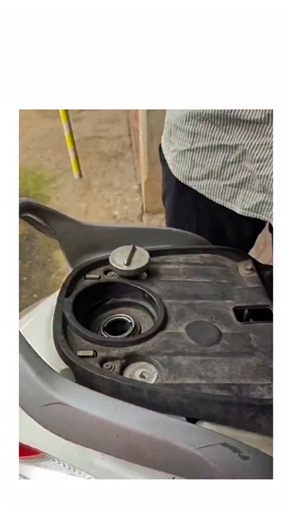 𝐇𝐈𝐒𝐓𝐎𝐑𝐘| 𝐈𝐍𝐅𝐎 | 𝐖𝐄𝐀𝐋𝐓𝐇 on Instagram: "This is one of the safest ways to start a siphon—no mouth suction, no contamination, no risk. By attaching a plastic bottle to the hose, the bottle works like a mini-pump. A quick squeeze creates the pressure change needed to start the flow instantly. No mess, no fuel in your mouth, just clean fluid dynamics doing the work. A simple bottle… replacing a risky old-school technique. Sometimes physics really is the easiest solution. This video i