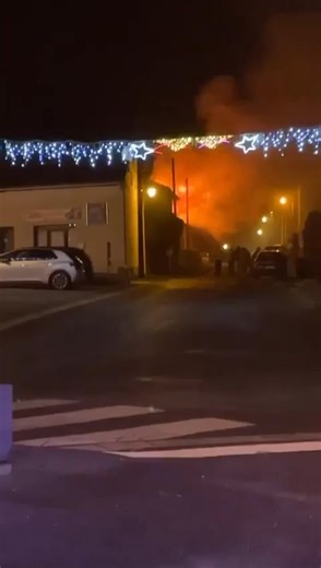 🔵BOURG-FIDÈLE🔵 UN IMPORTANT INCENDIE DÉVASTE DES MAISONS Un violent incendie s’est déclaré ce mardi 30 décembre en fin de journée dans une habitation située rue de l’Égalité. À l’arrivée des secours, la maison était totalement embrasée et a nécessité un important dispositif d’intervention. Les sapeurs-pompiers ont été alertés peu avant 20h. Au total, 25 pompiers issus des centres de secours de Revin, Rocroi et Renwez ont été mobilisés, avec trois fourgons incendie ainsi qu’une échelle pivotant