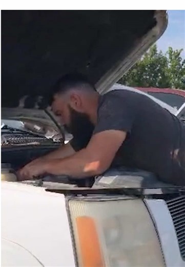 LQ9 Engine 🔧 @andriesnortier Diaan shows us how to identify and what to look for when pulling a motor. Diaan is over in the states helping Andries with the King of Hammers build. He went to local scrap yard and found this LQ9 motor which looks good and he wants to pull it and use it for their Jeep King of the Hammers build. Watch this space has Diaan starts with some amazing engine work!