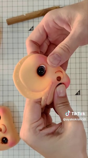 アートドール、製作から撮影までダイジェスト🎬 モンスタールル などの1点もののアートドールは、凄い工程を経て製作しています。 特に、異素材を組み合わせるのでかなりいろんな工具も使います。製作は独学です。 X-MENクイックシルバー並みに早い動画なので、曲も合わせました。 #アートドール #ayakokishi #モンスタールル #きしあやこ #STUDIOACRAFT 2024年（イベント予定）**************************************** ●2024年9月27日(金)19時〜10月6日(日) 期間限定BASEオンラインショップOPEN! ●2024年11月17日 COMITIA150（予定） ZINE（オリジナル小冊子） アートトイ販売 場所 東京ビッグサイト東4・5・6・7・8ホール ●2024年11月23日 ～24日 上映会イベント開催！ きしあやこ ヤマダ・ユーコ Kawaii Kitchen Tales フードテーマのかわいいコマ撮りアニメ2人展 場所 東京 自由が丘 グリーンホール 〒152-0035 東京都 目黒区 自由が丘 2-15-