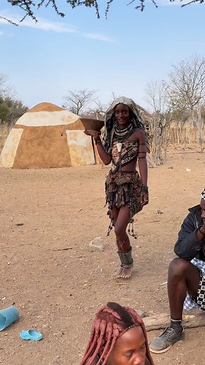 3.7M views · 68K reactions | The Himba girl from Angola wears a skirt made of goatskin adorned with beads and shells. She wears a belt decorated with shells and metal, a symbol of status and beauty. On her head, she usually wears a cloth or scarf that protects her hairstyle, which is covered in ochre and lard, an essential part of her cultural identity. #inspirationofafrica | Quim Fàbregas - Fotografía y Viajes. | Facebook