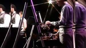 🥶🥶"«Enola Gay» es el cuarto sencillo de la banda británica de synth pop Orchestral Manoeuvres in the Dark (OMD),1​ publicado el 26 de septiembre de 1980 por el sello subsidiario de Virgin Records, DinDisc Records, e incluido en su segundo álbum de estudio, Organisation. «Enola Gay» es un tema antibelicista escrito por el cantante y bajista del grupo, Andy McCluskey. Fue el único disco sencillo publicado de su álbum. Se publicó en el Reino Unido en disco de vinilo de 7"" y 12""; en los Estados 