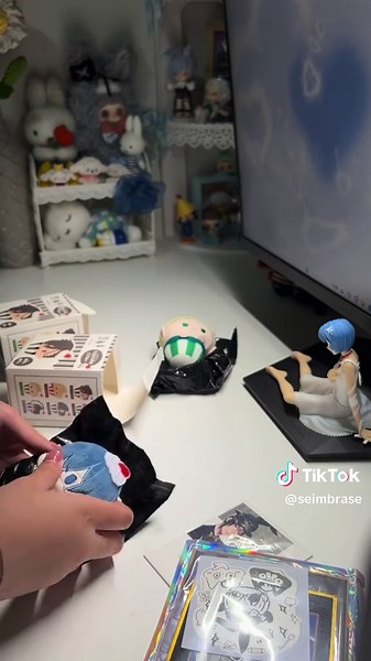 hearing SID’s song, enamel, brings so much nostalgia! book of circus’ opening will always be my fav out of all opening of black butler! Did you know I used to set up my alarm with that song 6 years ago?! time flies so fast ! anyway, enjoy this new video ! P.S. i probably won’t upload any unboxing video anytime soon as i decided to tone down my spending and focus more on hunting the old merch than duplicating new ones ^^ #黒執事 #kuroshitsuji #blackbutler #cielphantomhive #シエル・ファントムハイヴ #シエル #ciel #b