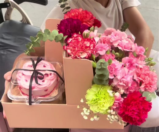Perfect Flower and Cake Boxes for Valentine’s Day
