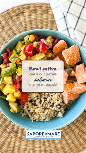 BOWL ESTIVA CON SALMONE, RISO INTEGRALE, MANGO E AVOCADO Ti stai chiedendo come ottenere un piatto fresco, leggero e allo stesso tempo sano e bilanciato? Oggi @unanutrizionistaaifornelli ci spiega come preparare questa delizia a base di Salmone! 😋 INGREDIENTI 200 g di filetto di salmone senza pelle e senza spine @saporedimareofficial 120 g di riso integrale 200 ml di acqua Un mango Un avocado Una manciata di pomodorini Mezza cipolla rossa Un cucchiaio di mais Olio extravergine di oliva Sale e p