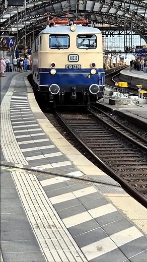 E10 mit historischen Rheingoldzug am 28. Juni 2025 in Köln !