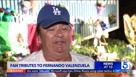 Fans pay tribute to Fernando Valenzuela