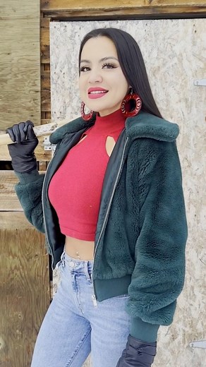 WHO WANTS THEIR WOOD CHOPPED⁉️🪓🪵My Aunty Sonya’s axe is literally trying to fly off the handle so this one was scary for me. 😝 #woodchopping #axe #axwchopping #winter #nativereel #indigenous #firstnations #northernbc #nativereels | Shannon Baker