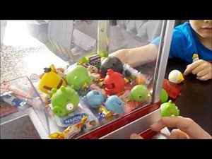 Unboxing the mini claw machine