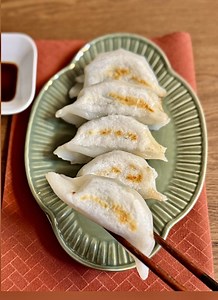 茨木くみ子油なしで、きれいに餃子を焼く方法！皮から作るもちもち米粉餃子