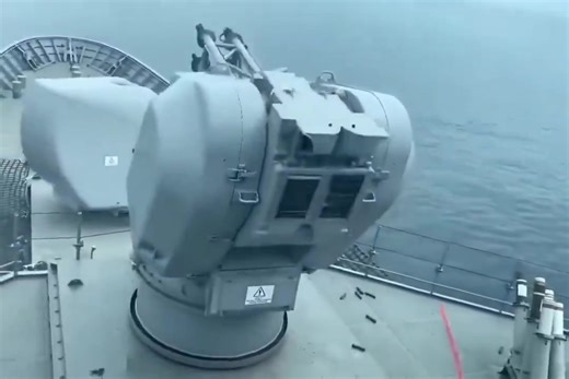 由瑞士奧瑞岡康特拉韋斯（Oerlikon Contraves）公司製造的海頂（Sea Zenith）近迫武器系統，使用四門該公司生產的25公釐奧瑞岡KBB（Oerlikon KBB）機砲。 海頂最大的特色是其獨特的砲座設計，整個水平迴旋座傾斜35度設置，再加上獨立的垂直迴旋座，使得海頂的俯仰範圍達到－10°～＋127°，能夠防禦從天頂方向來襲的目標。唯一採購海頂的國家是土耳其，安裝在該國海軍的巴巴羅斯（Barbaros）級巡防艦上。 | 基地雜談