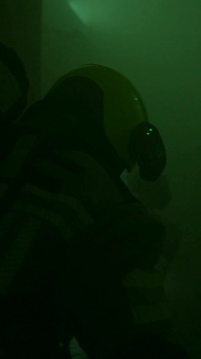 With the Dräger FPS-COM 7000, you stay in contact with all breathing apparatus wearers even without your own radio during an operation – while keeping your hands free. 💪 The Dräger FPS-COM 7000 was developed with a focus on ergonomic handling and intuitive operation. The robust communication unit seamlessly integrates with the Dräger FPS 7000. 💙 Thanks to its simple click connection, the Dräger FPS-COM 7000 can be easily attached and detached in seconds, without the need for tools. This allows