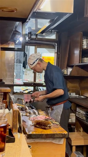 Eat all 20 parts of eels here, processed alive right in front of me.