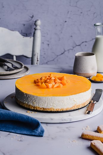 Für mich: der Kuchen des Sommers. ☀️🍑 Fruchtig. Cremig. Knusprig. Meine Pfirsichtorte ohne Backen schmeckt einfach unfassbar gut. Holy Moly! Die wird’s garantiert noch ein zweites… und ein drittes Mal geben. 😍🙌 👉 Zutaten für 10 Stücke Für den Boden: 75 g Butter 200 g Löffelbiskuits Für die Füllung: 1 Bio-Zitrone 1 Dose Pfirsichhälften 500 g Sahne 500 g Frischkäse 1 Beutel Gelatine Fix 100 g Zucker Für den Guss: 250 ml Maracujasaft 1 Päckchen Tortenguss klar 1. Für den Boden Butter schmelzen.