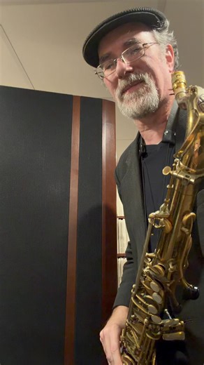 Saxophonist Greg Fishman reveals how to smoothly get over the break of the horn from C (no octave key) to D (with the octave key). Includes Greg’s “surfer” analogy. Study privately with Greg today via private online lessons and through his 300 video lesson course. Black Friday savings with this special link: https://lp.constantcontactpages.com/cu/nd9dEUV/fishmansaxlessons #saxophone #bebopjazz #drakemouthpieces Greg Fishman | Greg Fishman