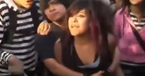 Así fue el enfrentamiento de emos vs. Punks en la Glorieta de Insurgentes de la CDMX