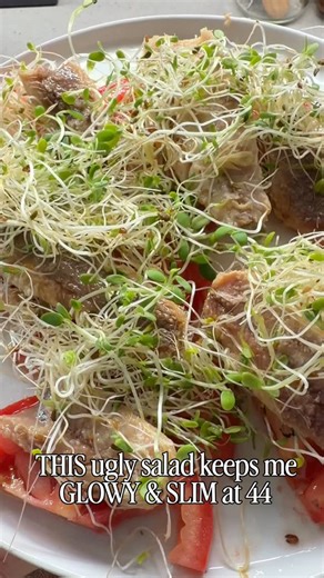 Not aesthetic. Extremely effective. I’m 44 and this “ugly” glow bowl is one of the reasons my skin stays radiant and my waist stays tight without dieting or chasing perfection. Aging well isn’t about restriction; it’s about small rituals that compound. 👉 Save this for your next grocery run 👉 Follow for more glow-from-within rituals for women 40 Let me know below — would you try this or is this too “ugly wellness” for you? 😅 ✨ The Glow Slim Combo: 🐟 Sardines – omega-3s for skin metabolism 🍅 