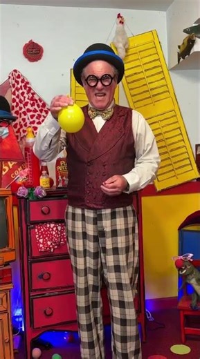 Boswick The Clown in “Hmmm Red Or Yellow….” #silly #forkids