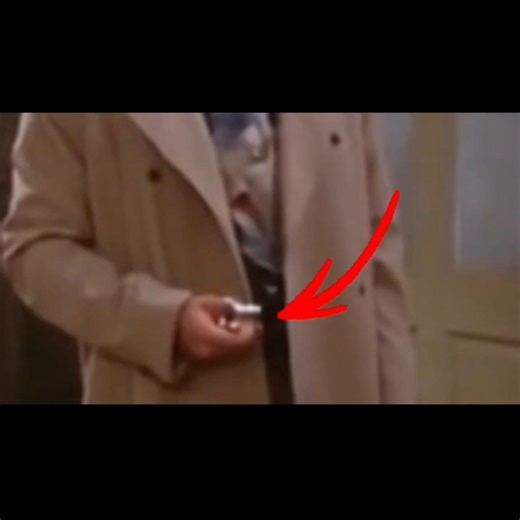 The moment #Kramer actually BROKE the #Seinfeld set (and stayed in character!) #Seinfeld Bloopers