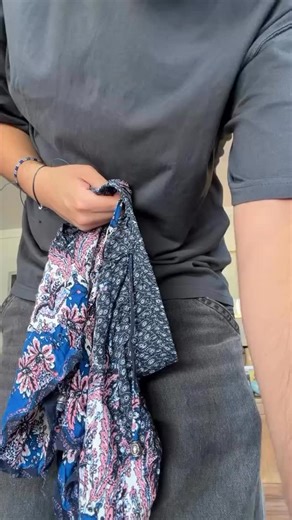 Carola al Día on Instagram: "MOCAT18726 Shorts de algodón azul marino con detalles rosados y celeste elasticado en la cintura $15.000 MOCAT18719 Shorts blanco con estampado de flores verde, rojo, talla 36 IÓ $18.000 MOCAT18728 Shorts verde Froens talla M elasticado en la cintura, lino y rayón $20.000 #carolaaldia♻️ #modacircular♻️ #preloved♥️"