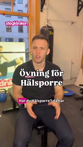 🦶 Effektiv övning vid hälsporre – Hälfotsdrag 👇 Stegkliniken visar här en enkel men mycket effektiv övning för dig som har hälsporre eller plantar fasciit. Övningen kallas hälfotsdrag och går ut på att aktivera musklerna under foten: 🔹 Foten ”dras ihop” utan att tårna böjs 🔹 Musklerna i hålfoten arbetar och gör foten kortare 🔹 Detta stärker strukturerna under foten och aktiverar plantarfascian Varför är detta bra? • Ger bättre stöd under foten • Minskar belastningen vid hälsporre • Tränar s