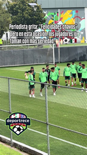 Periodista grita: “Felicidades chavos”, pero en esta ocasión, los jugadores lo toman con más seriedad. 🙌🏻⚽️🇲🇽 #Mexico #MiMexico #SelecciónMexicana #Futbol #Mundial