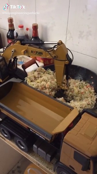 Send fried rice to workers#rc #rccars #toy #gift #fyp #rctrucks #rcengineeringvehicle