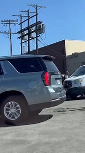 Hola migración está en la food4less de western y Venice en el parqueo de atrás | Hispanos Unidos