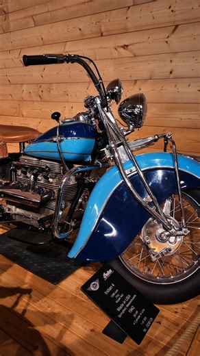 🏍️🇺🇸 Indian Four – das 4-Zylinder-Flaggschiff von Indian Von 1928 bis 1942 baute die Indian Motorcycle Company ihre eleganten 4-Zylinder-Modelle — damals unter dem Einfluss der zuvor übernommenen Ace Motor Corporation. Mit 1.265 ccm, bis zu ca. 40 PS und charakteristischen, weit heruntergezogenen Schutzblechen war die Four ein echtes Statement für Leistung und Stil. Doch mit dem Eintritt der USA in den Zweiten Weltkrieg und dem Umstieg auf Kriegsproduktion wurde 1942 die zivile Produktion ein