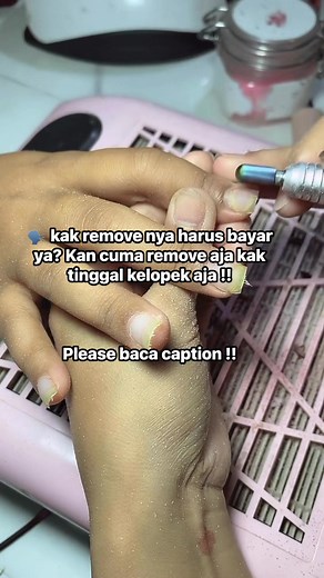 Nailist ngeremove kuku dengan cara yang benar, gak bikin kuku mu tipis, gak bikin kamu kesakitan, nailist harus beperang dengan debu2 nya, waktu, duduk lama, butuh alat, listrik dll.. MASA IYA MAU GRATIS 🥴😷🤕 #nailtutorial #nailart #nailartist #nails #fyp | Fayra Art