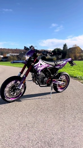 Diese neue Fantic XMF 125 Competition hat einmal alles bekommen 😉🔥 Die Felgen wurden lackiert, ein komplettes custom Dekor und noch vieles mehr 🤩🔥 #fantic #fantic125 #fanticxmf #supermoto #custom #motorcycle #motorrad #motorradliebe #motorradfahren #patbikes #switzerland