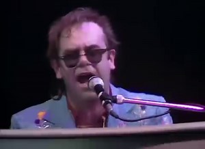 Sir Elton John es un cantante, pianista, compositor y músico británico.​​​ Con una carrera de más de 50 años, ha lanzado 32 álbumes de estudio y ha vendido más de 300 millones de copias en todo el mundo, siendo uno de los artistas musicales más exitosos de la historia. | Baúl del Tiempo