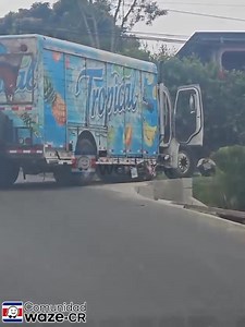 Ciudad Colón, Mora, cerca de las 2:00 p.m se reportó una colisión entre una motocicleta y un camión 200 metros al Sur del parque central, solo se presentaron daños materiales. #WazeCR | Waze Costa Rica