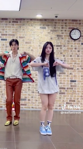 NewJeans Hanni's STAYC Bubble Challenge | What If Series