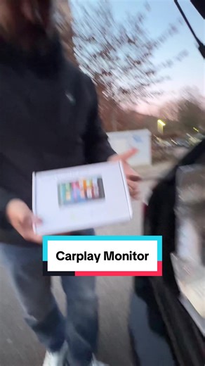 Mein altes Auto hat jetzt ein eigenes CarPlay-Display. Früher bin ich im Auto immer zwischen Handyhalterung, Navi-App und altem Radio hin- und hergesprungen – nichts davon war wirklich entspannt. Ich will smarter runterkommen… nicht komplizierter. Mit dem CarPlay Monitor hab ich mir einfach einen eigenen Bildschirm aufs Armaturenbrett gestellt: einstecken, mit dem Handy koppeln, fertig. Jetzt hab ich Navi, Musik, Anrufe und sogar Rückfahrkamera sauber auf einem Screen – ohne das ganze Gefummel a