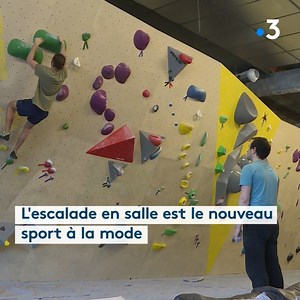 L'escalade est la nouvelle mode des sports en salle. Plus simple à pratiquer qu'en plein air, où du matériel et un encadrement de sécurité sont requis, cette version, appelée "escalade de bloc", conquiert un large public. A Tours, deux sites ont ouverts dans le quartier nord de la ville. | France 3 Centre-Val de Loire