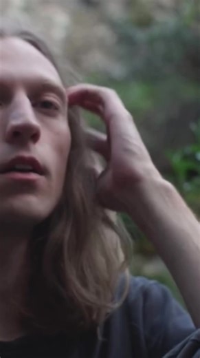 Los Angeles-based Andrew Stogel has fronted several bands like indie-psych rock band Dreamers Dose and the shoegaze-tinged LOVEYOU. 𝘋𝘪𝘦 𝘉𝘺 𝘓𝘪𝘨𝘩𝘵, Stogel’s fourth LP as War Strings, is a collection of pop excursions, skewed by his reserved delivery and eerie arrangements. It’s an unsettled picture of searching for intimacy. Uncertainty, captured through polar opposite entries; elated and despairing, wavering then devoted. Fast fluttery tempos, angelic string lines, and a dreary sheen he