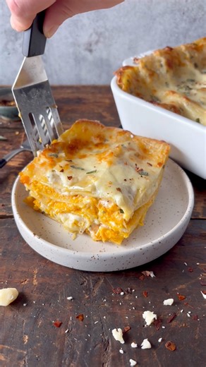 If there’s one recipe you need to make this fall, it’s this butternut squash lasagna. Filled with layers of tender pasta, sweet butternut squash purée, garlicky cream sauce, and bubbly cheese, this lasagna is the ultimate cozy comfort food. Get the recipe: https://theliveinkitchen.com/butternut-squash-lasagna/#butternutsquash #lasagna #pasta #easyrecipes #thanksgivingrecipes #vegetarianlasagna #theliveinkitchen | The Live-In Kitchen