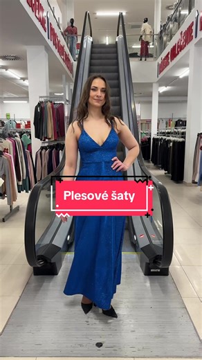 Plesová sezóna je tu ✨💃 U nás nájdeš trblietavé plesové šaty – krátke aj dlhé ✨👗 Či chceš zažiariť decentne alebo neprehliadnuteľne, tie pravé čakajú práve na teba 💖 #3nplus #dress #party #ples #fashion