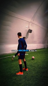 TUTORIAL para jugadores extremos ⚽✅ - Si quieres aprender más y destacar en el campo, inscríbete a nuestro curso online, donde aprenderás trucos y regates de fútbol callajero por nuestro experto en dribbling Héctor Dorador, referente de freestyle en Perú 💯 - Cupos limitados 🚨 - Link en perfil ✅ - - - 📹: FOOTBALL_SCHOOL_IQ - - - - - #skills #football #soccer #futbol #tutorial | Fútbol Dribbling