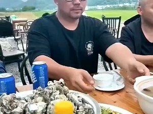 大佬河边野餐  印有红色十字型标志的直升机送来烤全羊