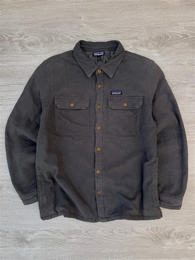 FOR REAL VINTAGE | 🏔️ Patagonia Insulated Fjord Flannel Jacket 📏 Talla L hombre / Largo 76cm | Ancho 61cm ♻️ Estado: 9.8/10 💵 $49.990 Exterior de franela de... | Instagram