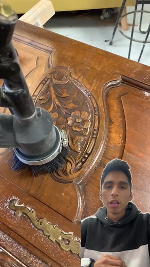 arenador móvil de LA MARCA UNICRAFT 🤩Nos ayuda al proceso de limpieza o preparación de superficies utilizando chorro de arena. Esta técnica es ampliamente utilizada en diferentes sectores, en este caso para hacer un correcto lavado de madera.⭐️⭐️⭐️Nos ayuda a eliminar residuos, óxido, pintura vieja u otros recubrimientos de diversas superficies. 🙌🏾••Video de @ateliermobilier •••••#lavado #madera #maderas #restauracion #arenador #arenadora #lustrado #diy #hazlotumismo #tapiceria #tapivic #craf