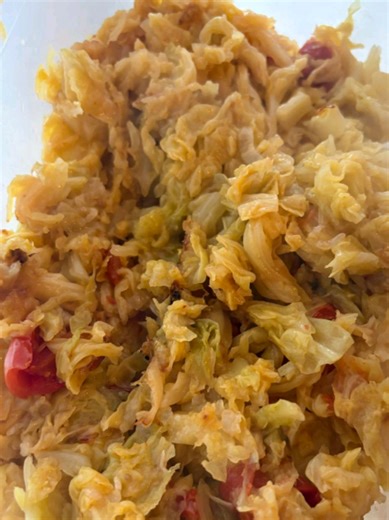 Trovi la verza nella nostra box della settimana e non sai come cucinarla? Eccoti una ricetta semplice ma gustosa!😋 Veloce da preparare ma che farà rimanere tutti a bocca aperta ‼️ 🥬Lava e taglia la verza a listarelle 🧅Olio e scalogno in padella 🥗Unisci la verza ancora bagnata 🧂Sale qb 🌶️Peperoncino 🍅una manciata di pomodorini (i nostri, quelli buoni) Mescola e copri con coperchio. Cucina per 30 minuti a fuoco lento. Porta in tavola e gusta! 🍽️ #boxverdura #tradizionepugliese #contornodiv