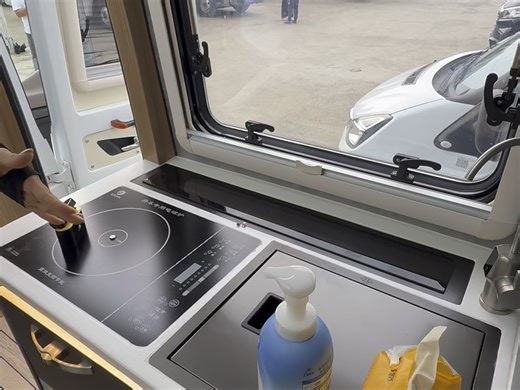 飞翔T8铁C准新车25年8千公里，10度电800瓦太阳能 三张床 两个航空按摩座椅 2.3 T彪马发动机8at变速箱 感兴趣的朋友手速要快了。