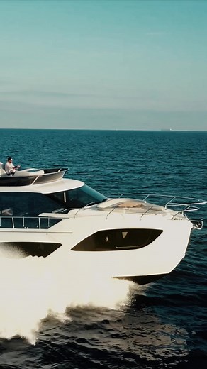 The journey to the absolute begins here. Welcome aboard the Yacht 47Fly - The Absolute Gateway. An oasis of quiet and comfort, designed to offer you a boating experience never lived before. Once you've appreciated the view from the flybridge, it will be impossible to forget the panorama. Il viaggio verso l’assoluto parte da qui. Benvenuto a bordo dello Yacht 47Fly - The Absolute Gateway. Un'oasi di tranquillità e comfort, progettata per offrirti un'esperienza di navigazione senza precedenti. Una