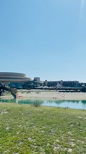Dürfen wir dir dein neues Urlaubszuhause vorstellen? 👉😍 No sound. No filter. Pure St. Martins Therme & Lodge-Feeling. 🌾🦋🦅🏖️💦😎 In jedem Atemzug liegt Ruhe. Genieße Erholung und Entspannung in unberührter Natur – sei es direkt vom Lodge Zimmer oder den großzügigen Balkonen aus, von unseren See-Terrassen oder dem Observation Deck. 🛏️🌅⛱️🤩🧐 Aber immer mit Blick auf die „österreichische Serengeti“. Was in der Welt draußen zur Seltenheit geworden ist, liegt in St. Martins in der Luft: Gebor