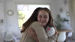 Liebevolle Mutter und Tochter im Teenageralter, die Spaß am...